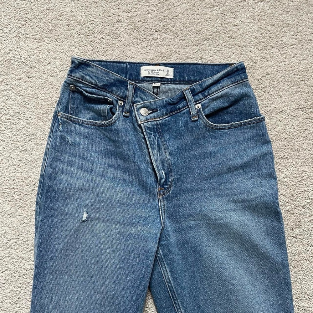 ABERCROMBIE & FITCH | VIRAL CURVE LOVE HIGH RISE ASYMMETRICAL WAIST JEAN